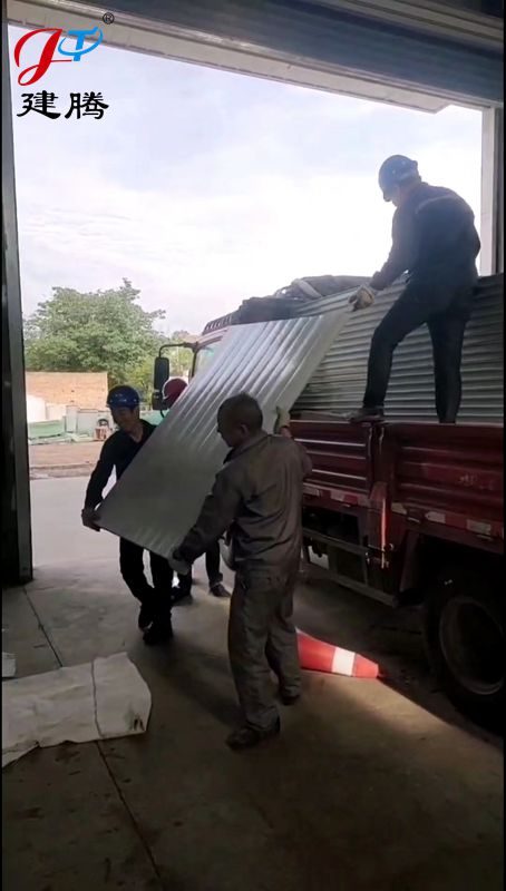 西安鑫達科能環境有限訂購的50mm頂板和50mm巖棉凈化板現場卸貨中
